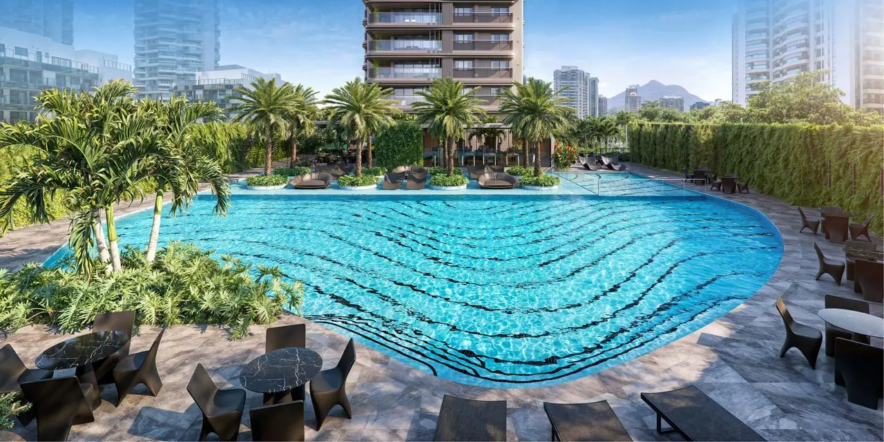 Piscina com vista da cidade