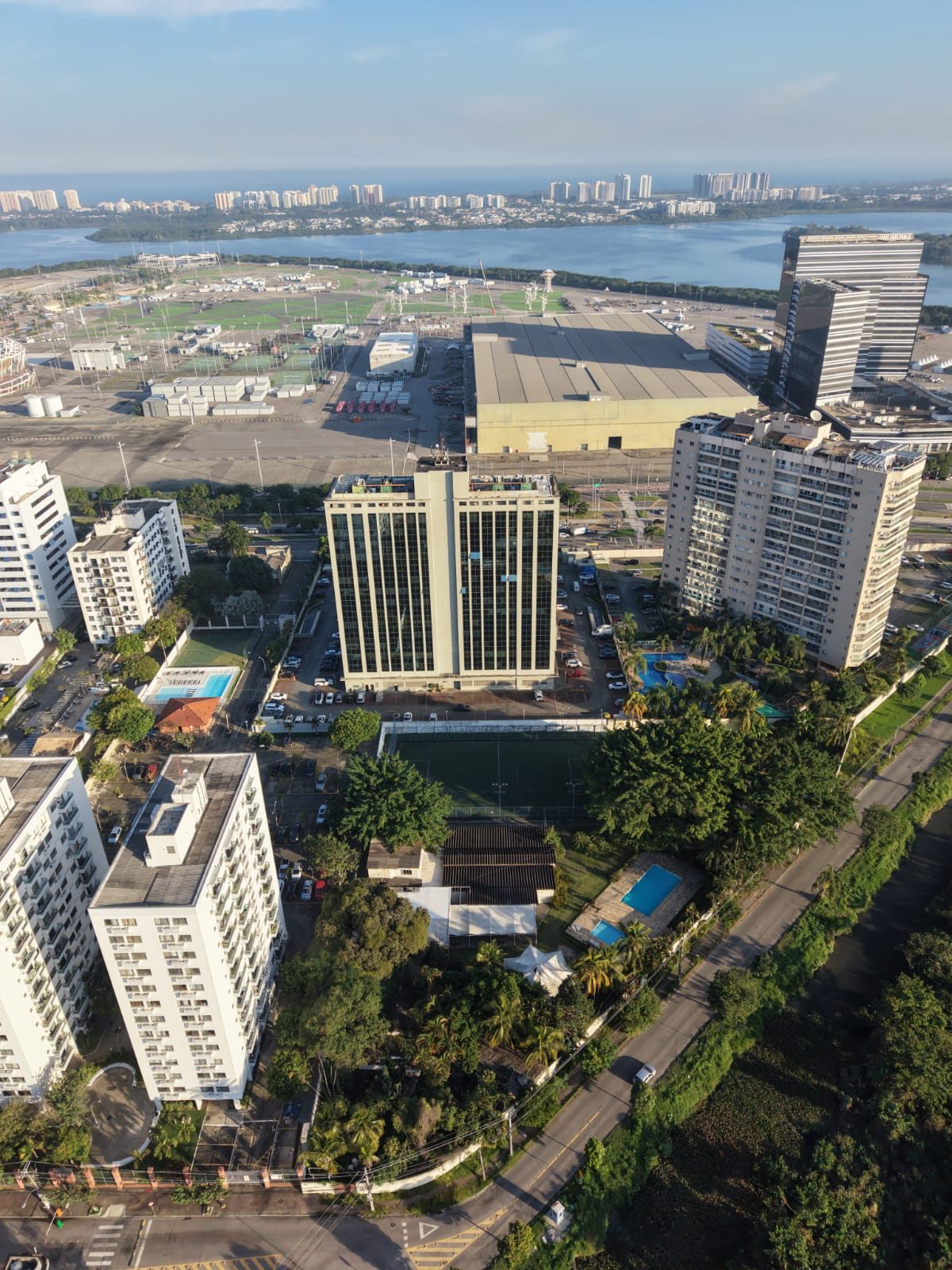 Vista aérea do Parque Olímpico e Lagoa de Jacarepaguá, ao fundo a Pedra da Gávea