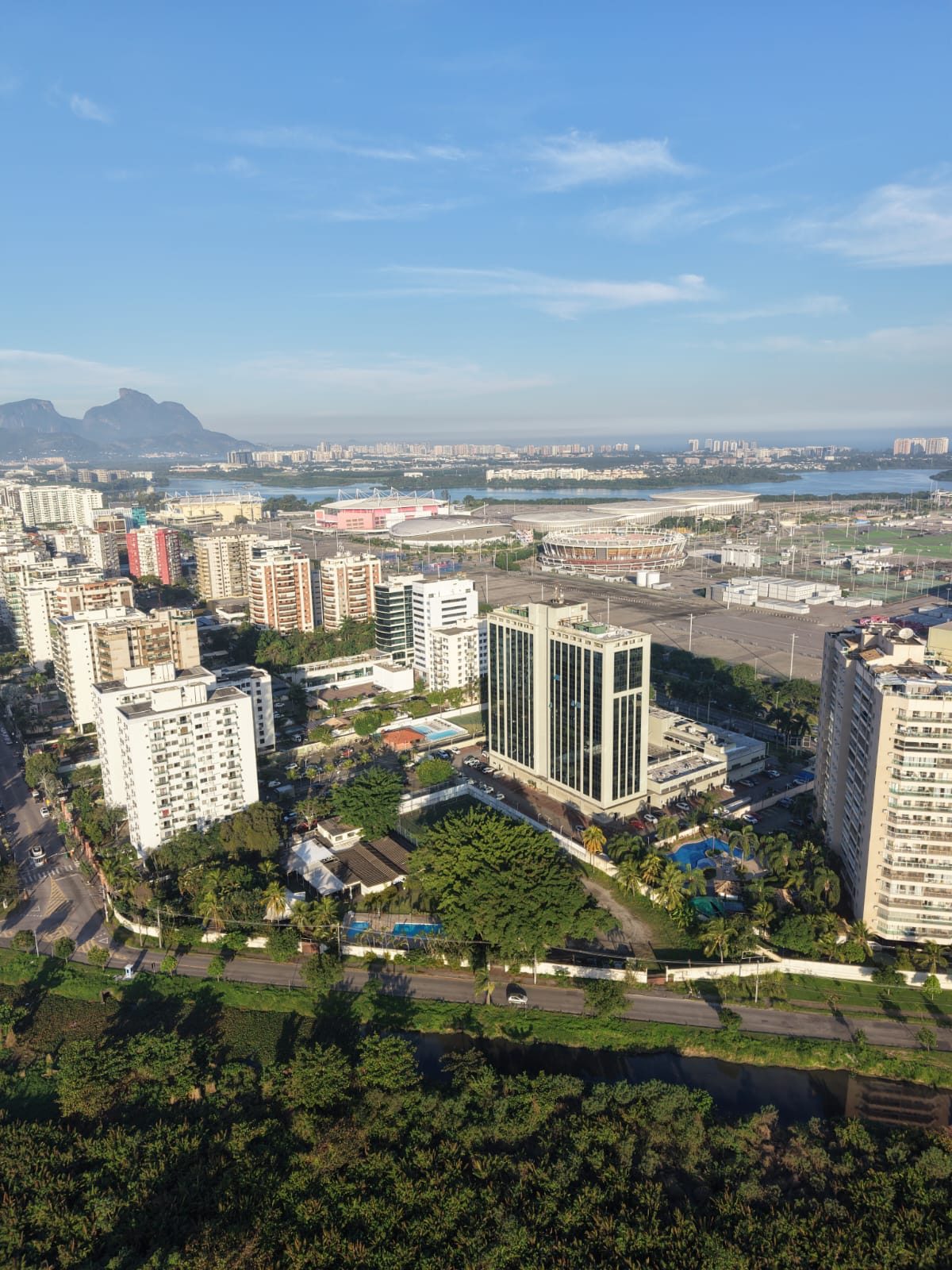 Vista aérea da Barra Olímpica com o Parque Olímpico ao fundo