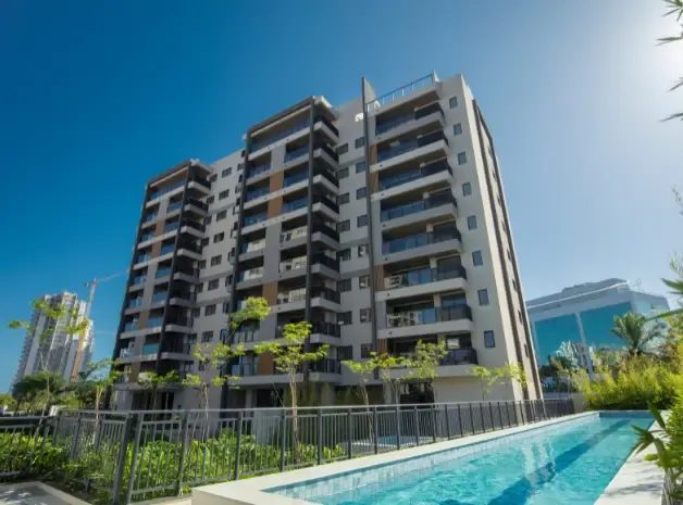 Fachada com piscina recreativa