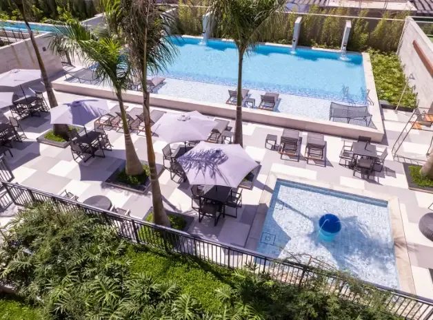 Piscina recreativa, infantil e solarium