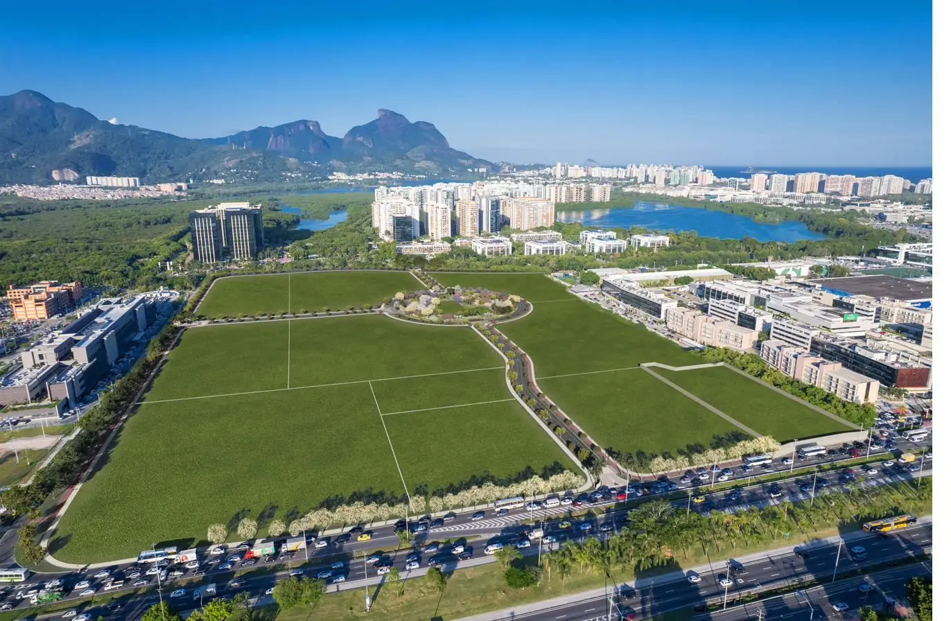 Vista aérea do Park Avenue, novo bairro planejado na Barra da Tijuca, com quadras gramadas e praça central circular.